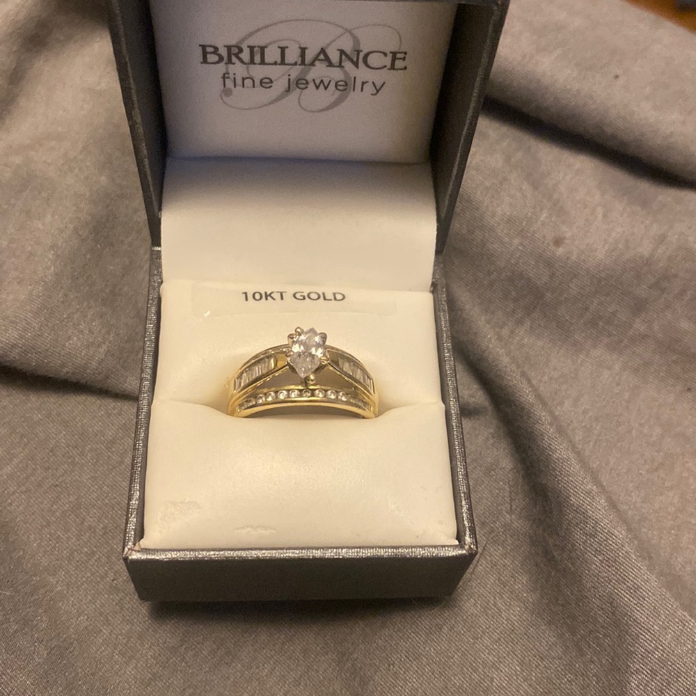 10 kt gold tear drop diamond ring